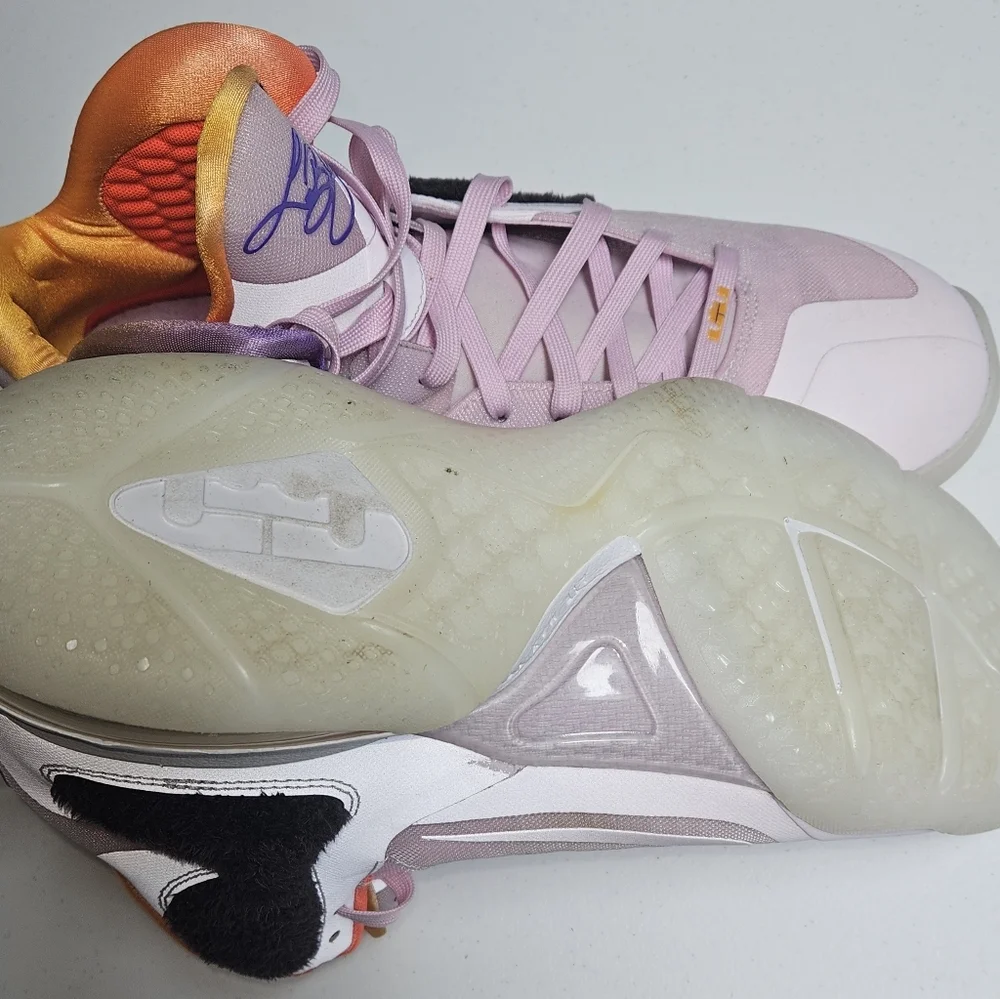 Size 10.5 - Nike LeBron 9 Regal Pink - Picture 6 of 8